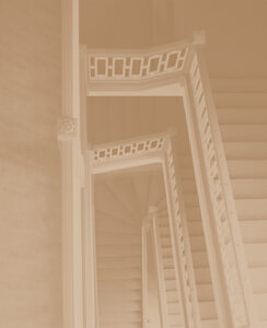 Ein Foto einer Treppe in einem Gebäude, geeignet für Hochzeitsplanung oder Hochzeit.